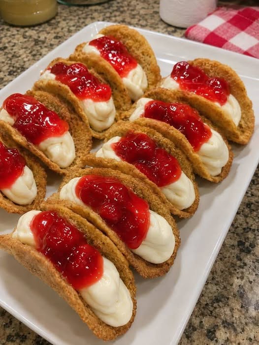 MINI STRAWBERRY CHEESECAKE TACOS