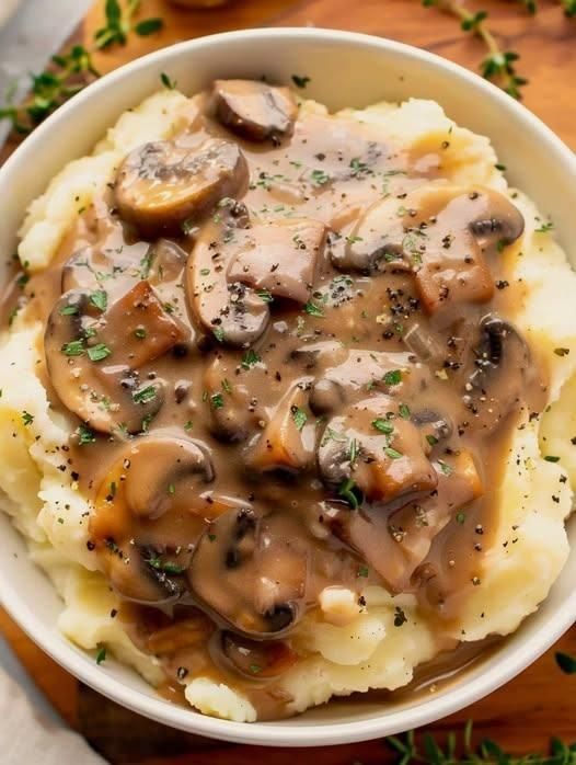 Vegan Mushroom Sauce With Mashed Potatoes 1 Vegan Mushroom Sauce With Mashed Potatoes