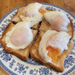 Quick & Easy Poached Eggs Breakfast