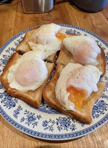 Quick & Easy Poached Eggs Breakfast